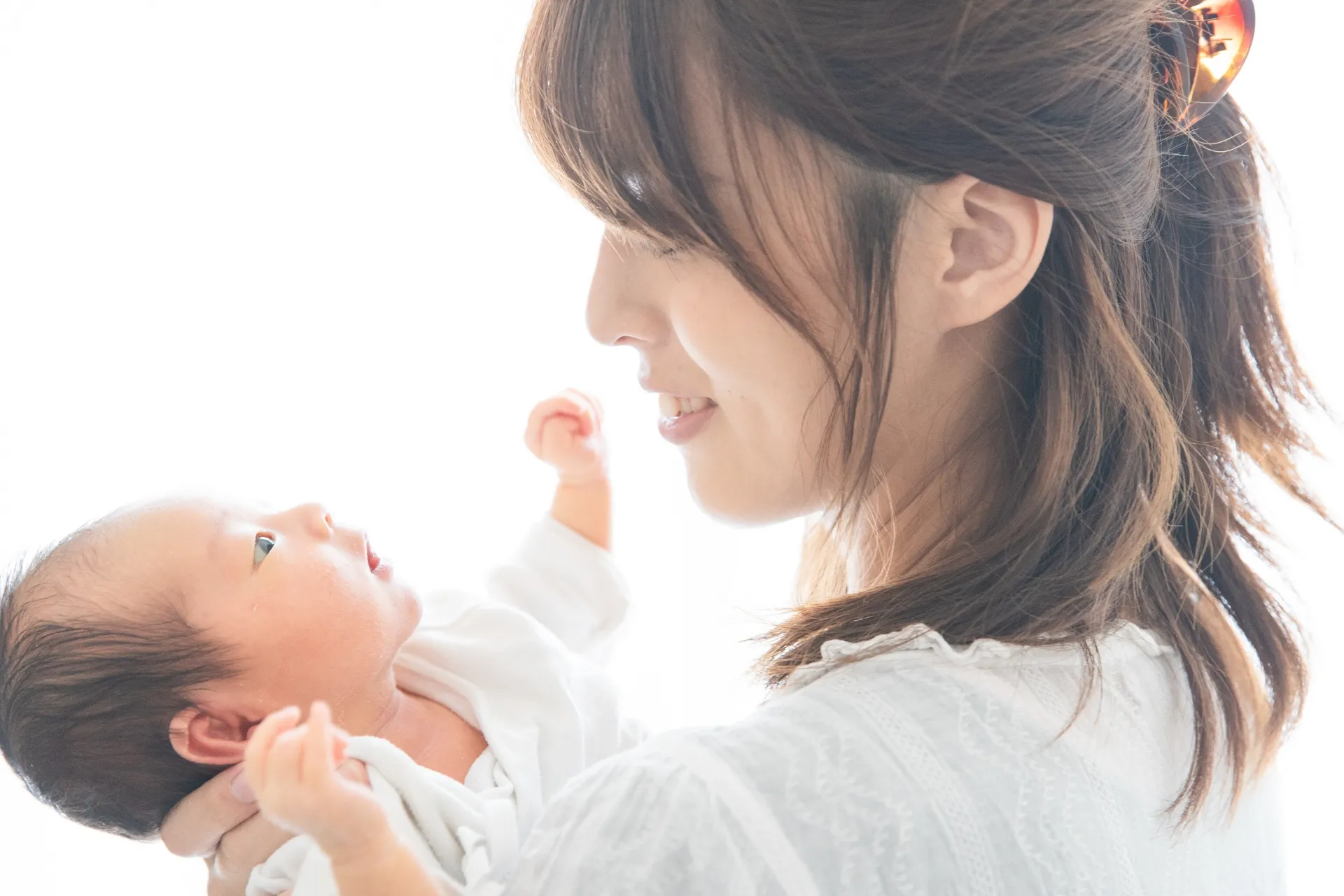 赤ちゃんを抱くお母さん